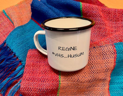 Kaffeebecher mit Aufschrift "Regine 'VHS_Husum"